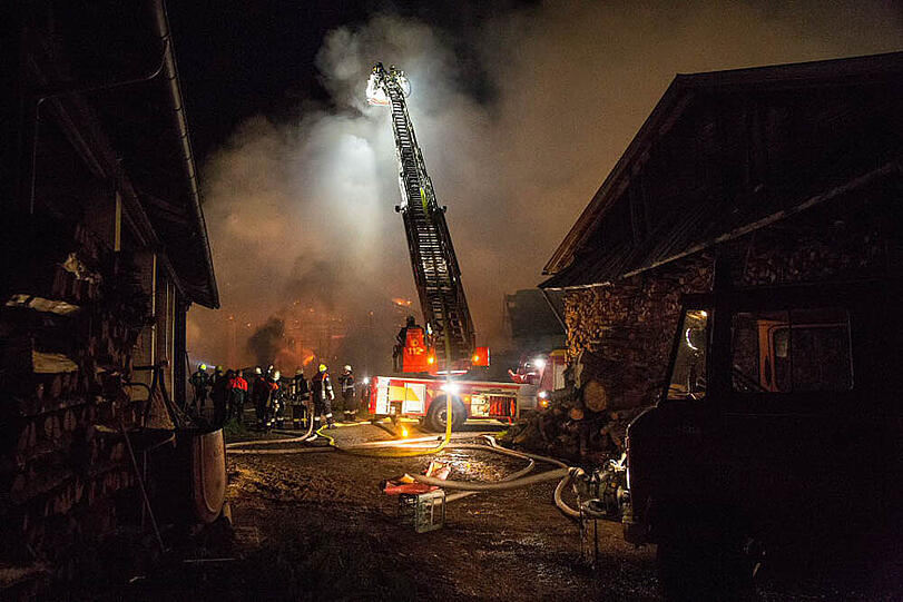 Die Bilder vom Stallbrand in Taching am See.