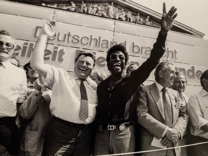 Wahlkämpfer Franz Josef Strauß mit Schlagerstar Roberto Blanco 1982 auf dem Königsplatz.