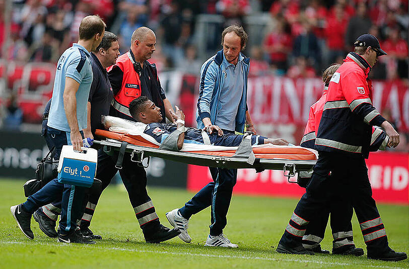 Schockmoment: Rubin Okotie wird mit einer trage vom Platz gebracht.