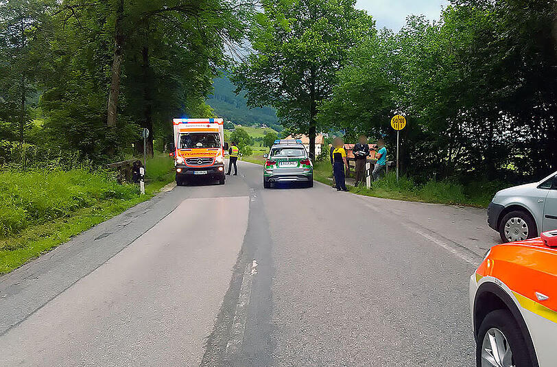 Ein 18-jähriger Fahranfänger stürzte mit seinem Audi in einen Bach. Er wurde leicht verletzt. Die Bilder.