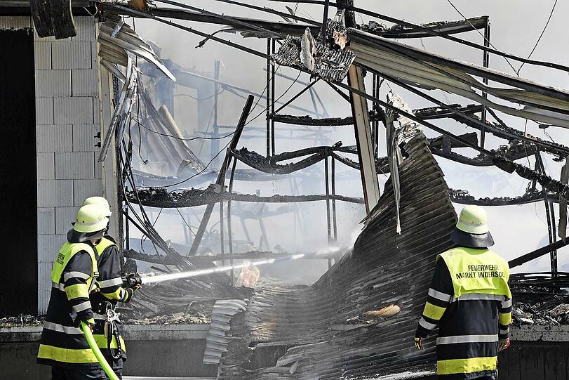 Die Lagerhalle in Markt Indersdorf ist komplett abgebrannt - wie es zu dem Feuer kam, ist aktuell noch unklar. Die Bilder vom Feuerwehreinsatz.