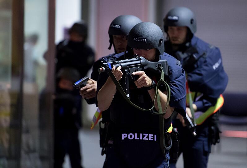 Schreckensszenario Terroranschlag - die Münchner Polizei probt den Ernstfall in einer mehrstündigen Übung am Hauptbahnhof - die Bilder.