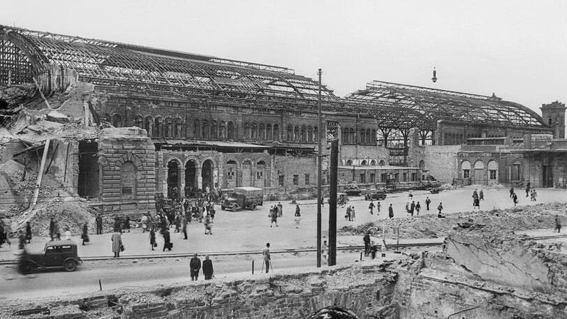 Kaum wiederzuerkennen, aber ein bisschen Leben kehrt zurück: der zerstörte Hauptbahnhof kurz nach der Befreiung 1945.