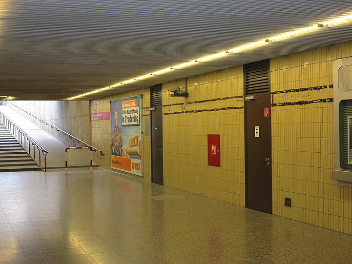 Die Wand, wo früher die Leiste mit einem Wegweiser war.