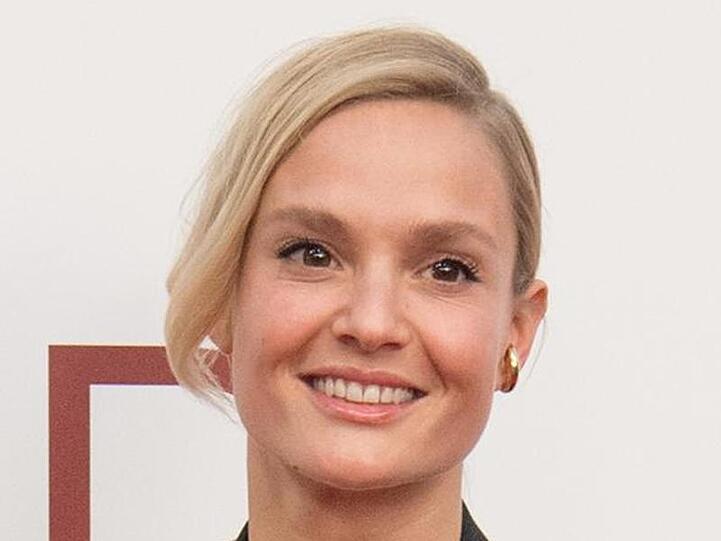 Pia Stutzenstein fährt mit einem Skateboard von A nach B.