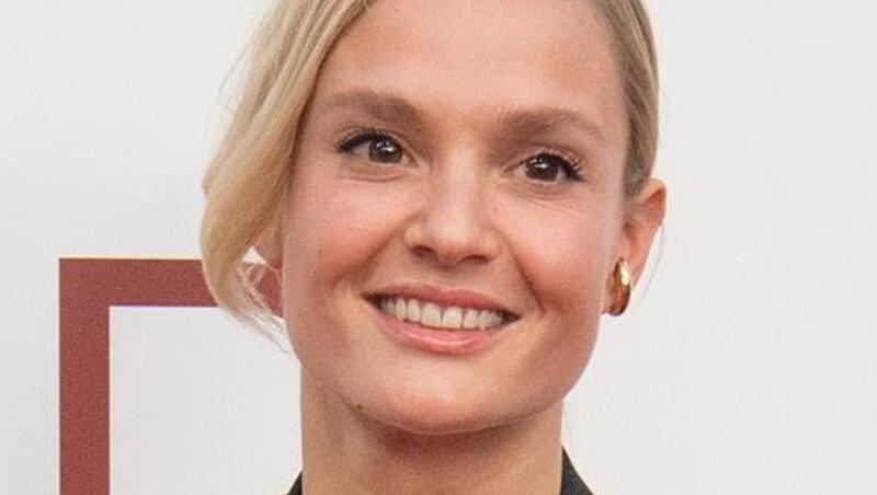 Pia Stutzenstein fährt mit einem Skateboard von A nach B. Pia Stutzenstein fährt mit einem Skateboard von A nach B.