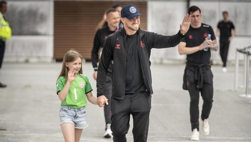 Dänemark-Torhüter Kasper Schmeichel (M) wird von Tochter Isabella zurück auf heimischen Boden begleitet.