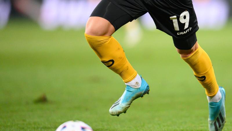 Ein Fußballspieler spielt den Ball.