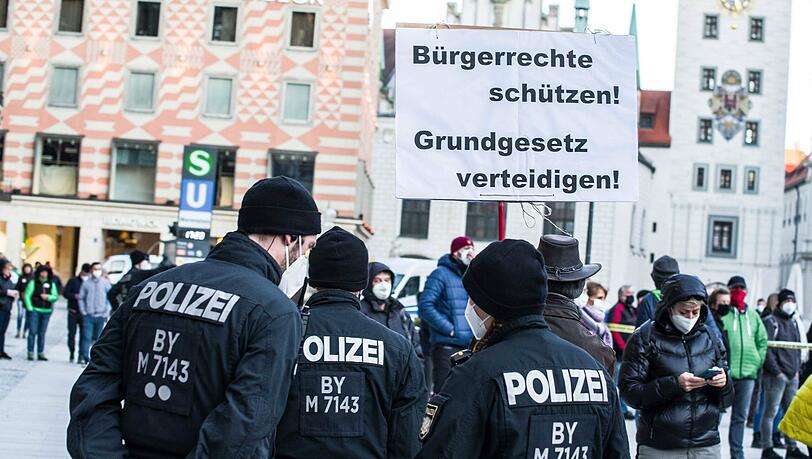 Auf dem Marienplatz gab es und gibt es immer wieder Anti-Corona-Kundgebungen - hier ein Archivfoto von einer Kundgebung am 28. Februar.