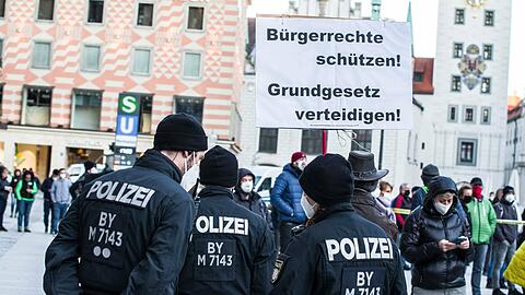 Auf dem Marienplatz gab es und gibt es immer wieder Anti-Corona-Kundgebungen - hier ein Archivfoto von einer Kundgebung am 28. Februar.