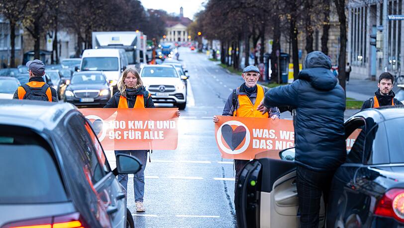 Mitglieder der Umweltschutzbewegung "Letzte Generation" blockieren eine Straße.