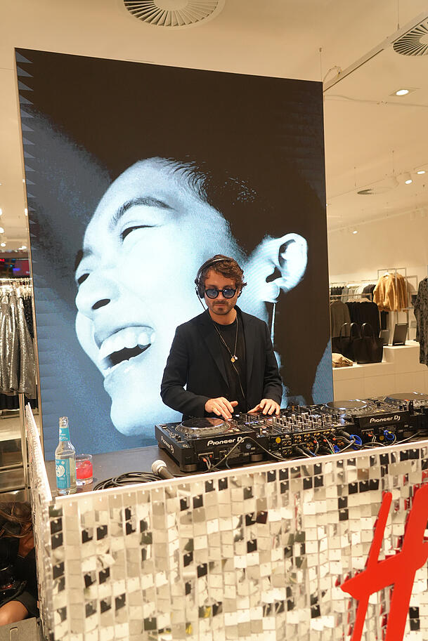 Ein DJ sorgte beim Pre-Opening für den richtigen Sound. Ein DJ sorgte beim Pre-Opening für den richtigen Sound.