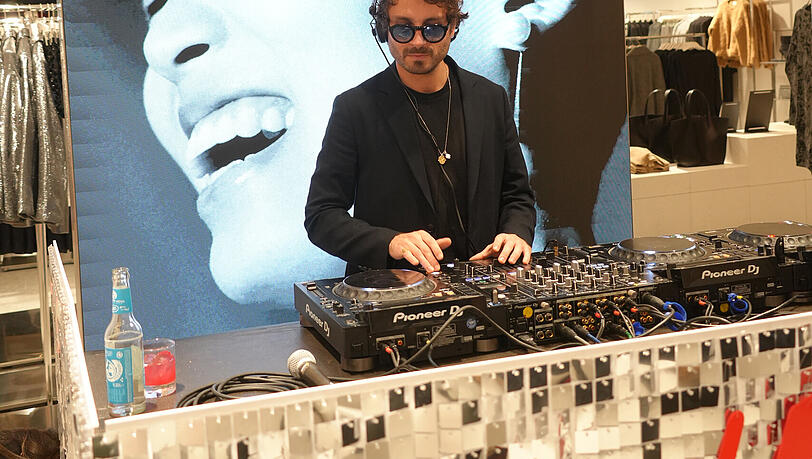 Ein DJ sorgte beim Pre-Opening für den richtigen Sound. Ein DJ sorgte beim Pre-Opening für den richtigen Sound.