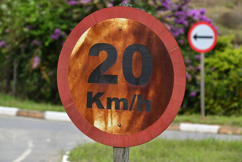1910 sind in München 483 Motorräder und 1303 Autos gemeldet. Die erlaubte Fahrgeschwindigkeit wird von 10 km/h auf 20 km/h heraufgesetzt.