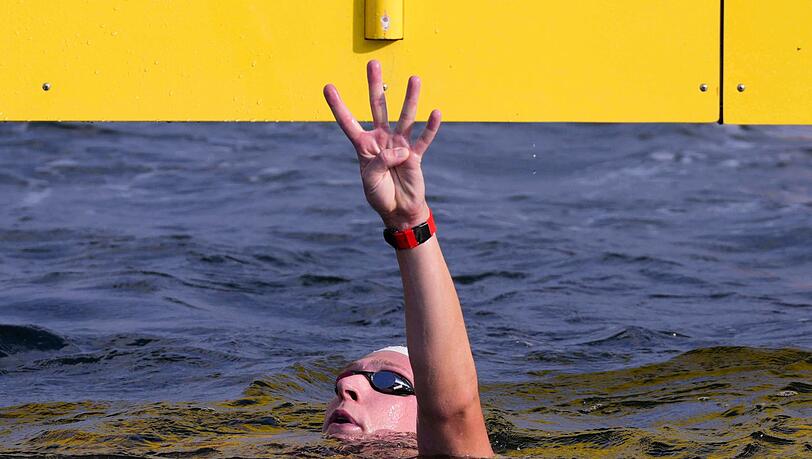 Florian Wellbrock zeigt es an: Vier Goldmedaillen hat er in Singapur gewonnen.
