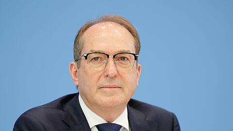 Bundesinnenminister Alexander Dobrindt (CSU) verk&uuml;ndete vergangenes Jahr Vereinbarungen mit Italien und Griechenland. (Archivbild)