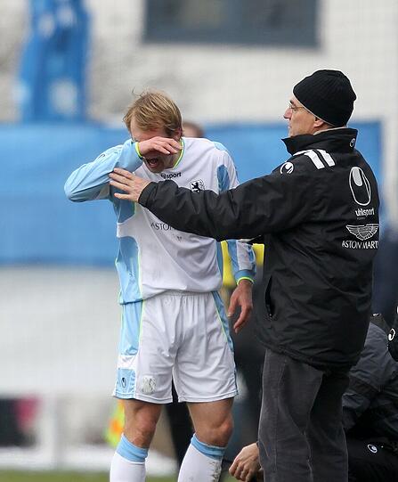 Nase gebrochen! Daniel Bierofka wird nach dem Zusammenstoß mit dem Schiedsrichter vom Teamarzt versorgt. Die Bilder
