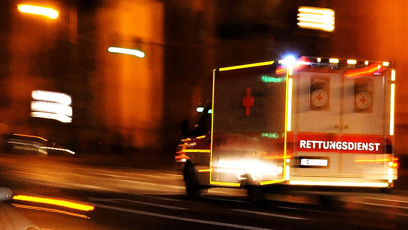 Krankenwagen (Symbolbild). Krankenwagen (Symbolbild).