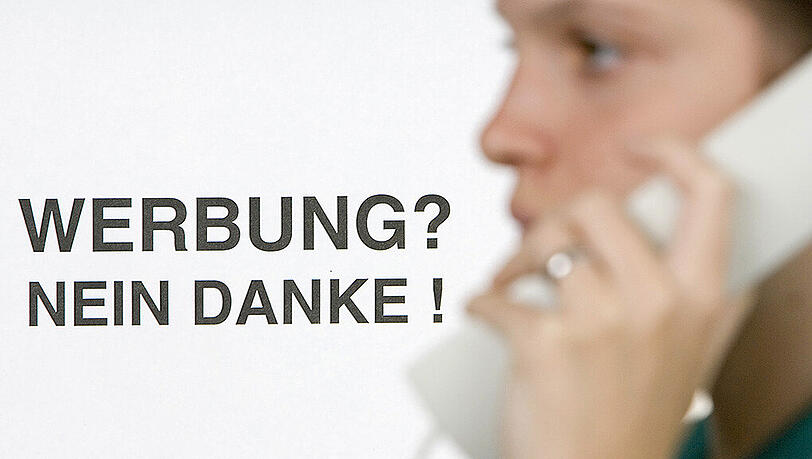 Ohne Einwilligung des Angerufenen sind Werbeanrufe eine Ordnungswidrigkeit. Ohne Einwilligung des Angerufenen sind Werbeanrufe eine Ordnungswidrigkeit.