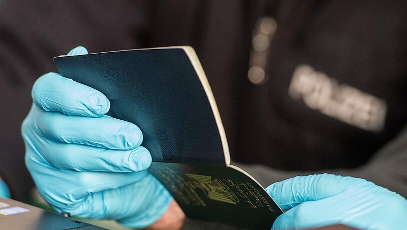 Die wahre Identität der registrierten Flüchtlinge kann oft nicht überprüft werden. Foto: Armin Weigel Die wahre Identität der registrierten Flüchtlinge kann oft nicht überprüft werden. Foto: Armin Weigel