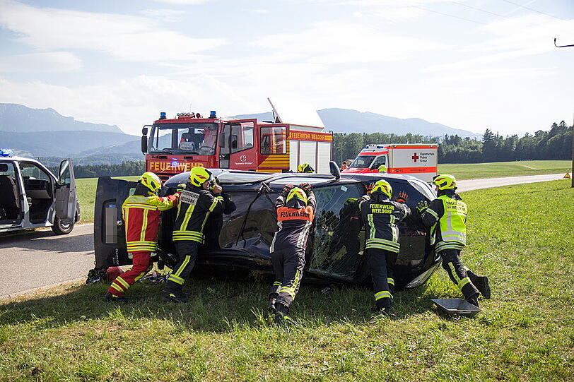 Bei einem Unfall an einer Kreuzung in Weildorf ist am Freitag eine Person schwer verletzt worden. Ein Mercedes-Fahrer hatte einen Skoda übersehen - es kam zum Zusammenstoß.