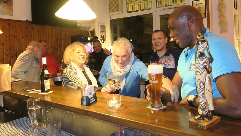 Man kennt sich, man mag sich: die Stammgäste (v.l.) Friederike, Gerhard, Stephan und John. Man kennt sich, man mag sich: die Stammgäste (v.l.) Friederike, Gerhard, Stephan und John.