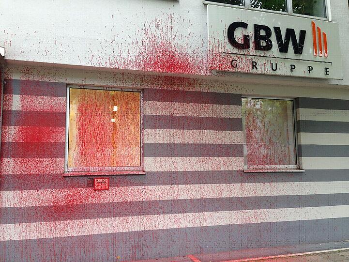 Der Eingang in das Verwaltungsgebäude der GBW-Gruppe in der Dom-Pedro-Straße 19 ist mit roter Farbe verschmiert.
