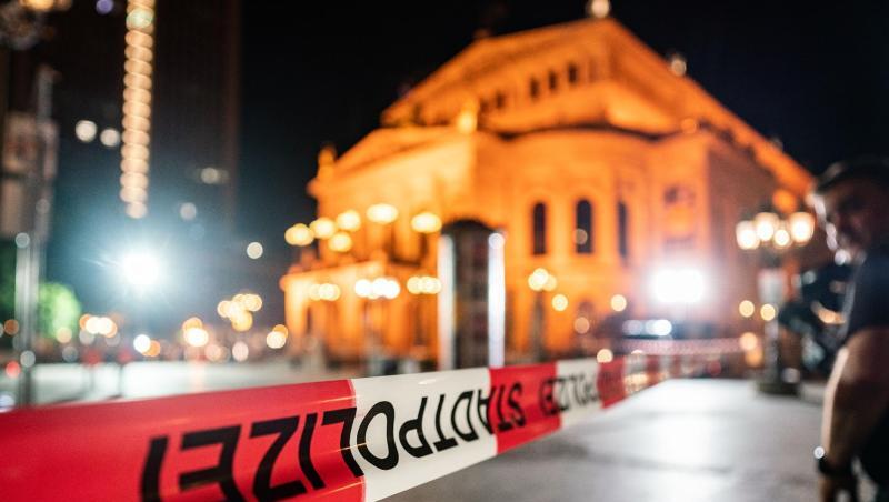 Mit Flatterband abgesperrt und menschenleer ist der Platz vor der Alten Oper. Mit Flatterband abgesperrt und menschenleer ist der Platz vor der Alten Oper.