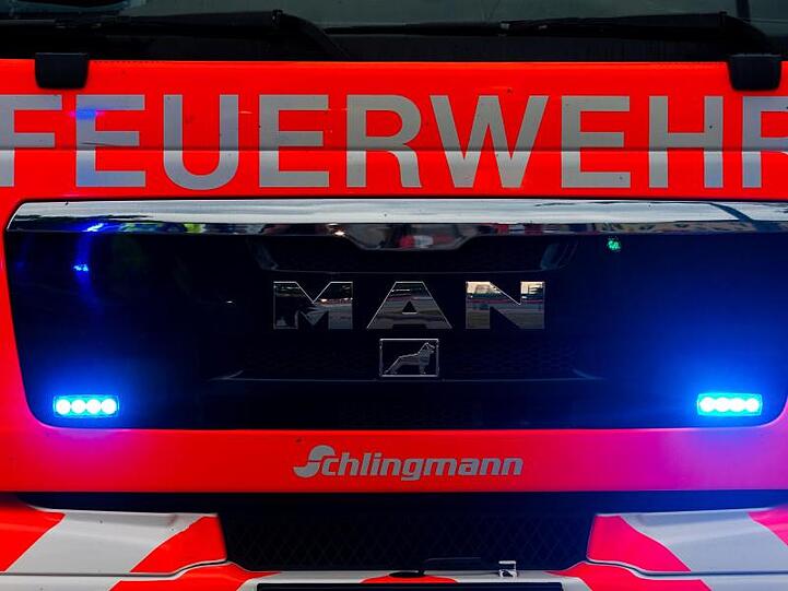 Ein Blick auf einen Einsatzwagen der Feuerwehr. Foto: Mohssen Assanimoghaddam/Archivbild