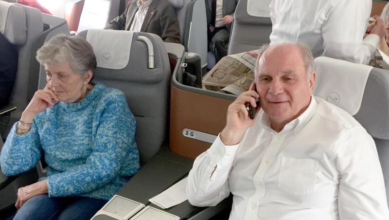 Uli Hoeneß (r), Ehrenpräsident des FC Bayern, telefoniert neben seiner Frau im Flugzeug nach London. Foto: Klaus Bergmann/dpa Uli Hoeneß (r), Ehrenpräsident des FC Bayern, telefoniert neben seiner Frau im Flugzeug nach London. Foto: Klaus Bergmann/dpa