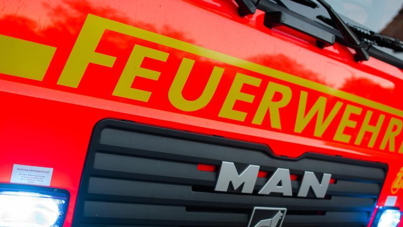 Ein Löschfahrzeug der Feuerwehr mit eingeschaltetem Blaulicht ist zu sehen. Foto: Daniel Bockwoldt/dpa/Symbolbild Ein Löschfahrzeug der Feuerwehr mit eingeschaltetem Blaulicht ist zu sehen. Foto: Daniel Bockwoldt/dpa/Symbolbild