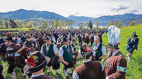 Zahlreiche Kompanien aus der Region und Südtirol versammeln sich beim Patronatstag der bayerischen Gebirgsschützen zu einem Festgottesdienst am Tegernsee.