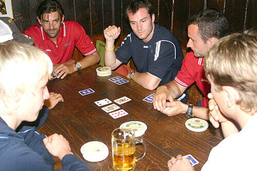 Kleine Pokerrunde mit Bierdeckeln: Gast-Torhüter Niklas Treutle, Patrick Ehelechner, Florian Keller, Florian Ondruschka, Petr Fical, Martin Ancicka (v.l.).
