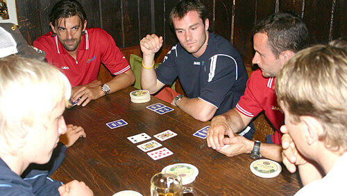 Kleine Pokerrunde mit Bierdeckeln: Gast-Torhüter Niklas Treutle, Patrick Ehelechner, Florian Keller, Florian Ondruschka, Petr Fical, Martin Ancicka (v.l.). Kleine Pokerrunde mit Bierdeckeln: Gast-Torhüter Niklas Treutle, Patrick Ehelechner, Florian Keller, Florian Ondruschka, Petr Fical, Martin Ancicka (v.l.).