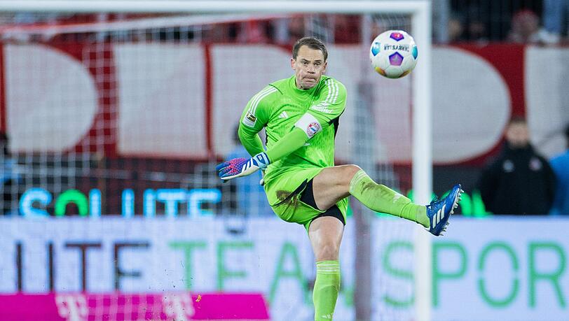 Münchens Manuel Neuer spielt den Ball.