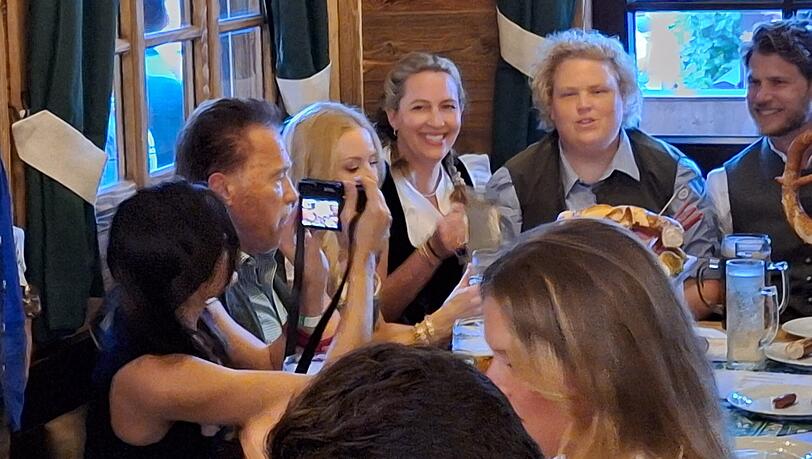 Arnold Schwarzenegger feiert mit Freunden – und Hollywoodstar Fortune Feimster (2. v. r.). Arnold Schwarzenegger feiert mit Freunden – und Hollywoodstar Fortune Feimster (2. v. r.).