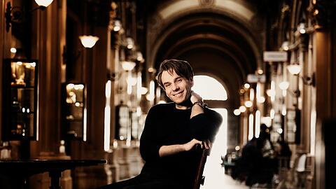 Benjamin Bernheim singt vorwiegend italienische und Opernpartien wie den Werther, den er im kommenden Sommer in Salzburg interpretieren wird. Aber er mag auch Chansons: Auf seiner letzten Platte „Douce France“ interpretiert er neben Kunstliedern auch Chansons von Jacques Brel.