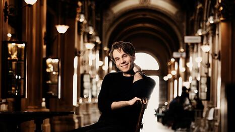 Benjamin Bernheim singt vorwiegend italienische und Opernpartien wie den Werther, den er im kommenden Sommer in Salzburg interpretieren wird. Aber er mag auch Chansons: Auf seiner letzten Platte &bdquo;Douce France&ldquo; interpretiert er neben Kunstliedern auch Chansons von Jacques Brel.