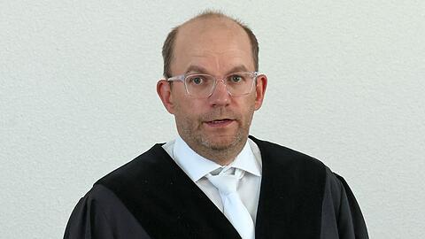 Der Vorsitzende Richter Holger Sch&uuml;tt warnte die Zuschauer vor Beginn des Prozesses vor schwer zu ertragenen Fotos, die gezeigt w&uuml;rden.