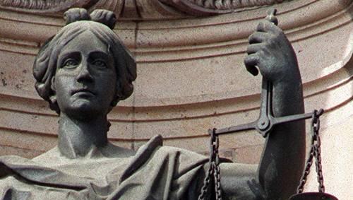 Das Muster der auch als "Geschäftsführer-Trick" bekannten Masche erinnert an den häufig an Senioren verübten "Enkeltrick". Das Muster der auch als "Geschäftsführer-Trick" bekannten Masche erinnert an den häufig an Senioren verübten "Enkeltrick".
