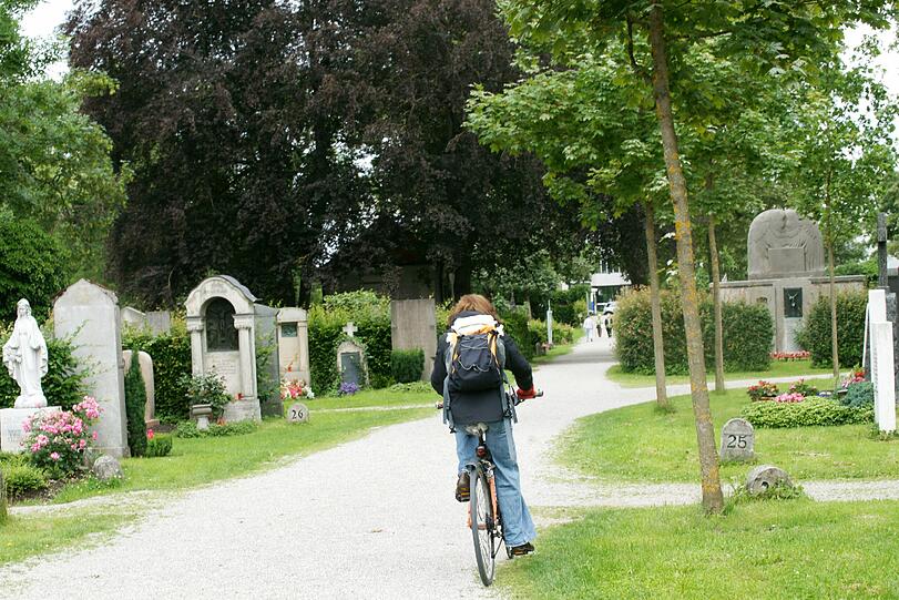 Vorbei ist's mit der ewigen Ruhe: Immer Trubel auf den Friedhöfen