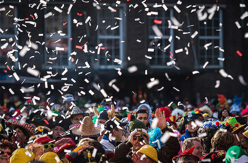 Die Karnevalszeit hat begonnen! Klicken Sie sich durch die ersten Bilder der Weiberfastnacht in Köln!