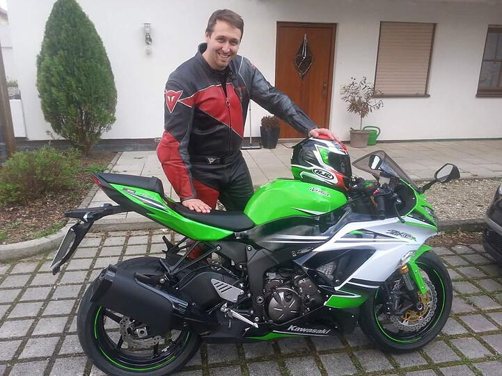 Ryan-Gosling-Double Ludwig Lehner fährt eine Ninja 636: &bdquo;Timmelsjoch und Stilfser Joch gelten als schwierigste Motorradstrecke. Ich bin beide schon gefahren. Ein unbeschreibliches Gefühl. Wobei ich das Stilfser Joch mit meiner Maschine nicht unbedingt empfehlen würde. Die geht ziemlich ins Kreuz.&ldquo;