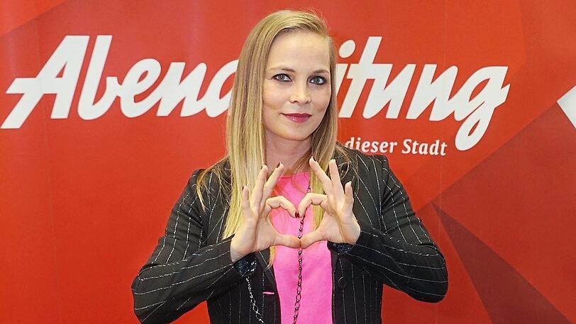 Ein Herz für die Abendzeitung: Box-Queen Regina Halmich beim Redaktionsbesuch in der AZ.