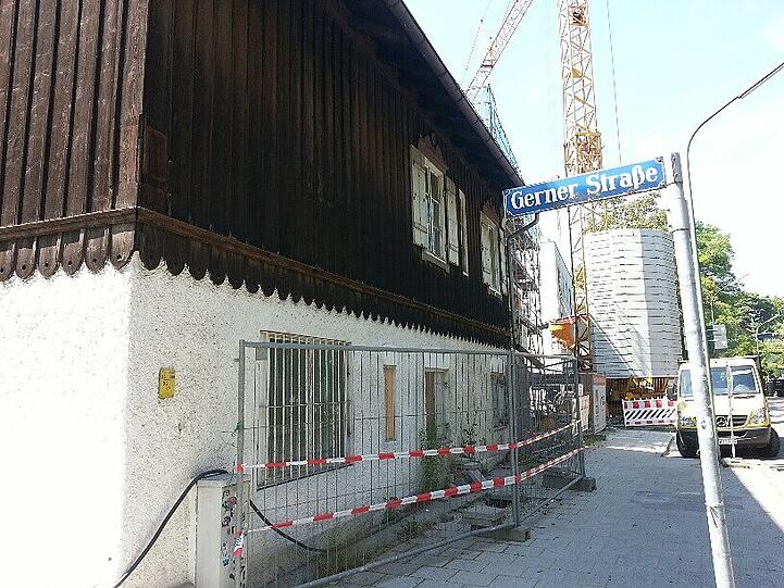 Die kuriose Baustelle Ecke Gerner Straße/Klugstraße. Foto: Strasser