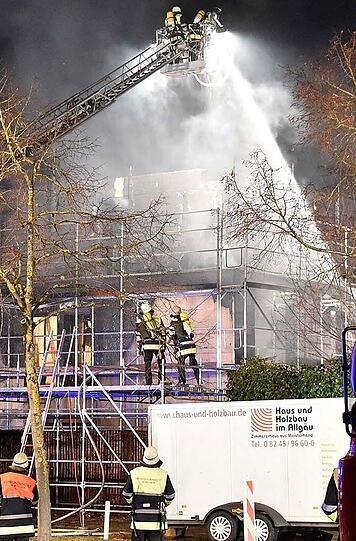 Am frühen Donnerstagmorgen kam es zu einem Brand auf einer Baustelle in der Von-Kahr-Straße. Der Rohbau eines Mehrfamilienhauses wurde komplett zerstört.