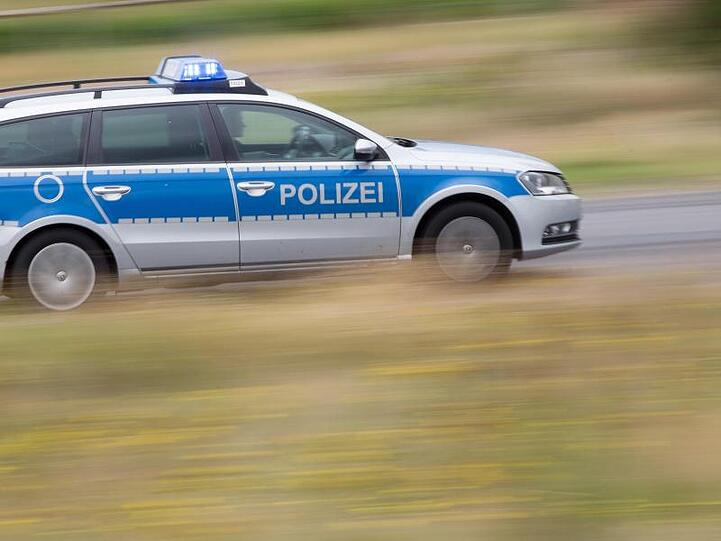 Ein Polizeifahrzeug fährt mit Blaulicht auf der Landstraße. Foto: Friso Gentsch/dpa/Symbolbild
