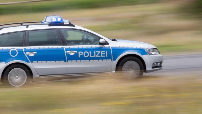 Ein Polizeifahrzeug fährt mit Blaulicht auf der Landstraße. Foto: Friso Gentsch/dpa/Symbolbild Ein Polizeifahrzeug fährt mit Blaulicht auf der Landstraße. Foto: Friso Gentsch/dpa/Symbolbild