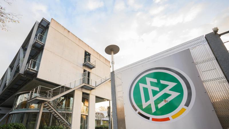 Das DFB-Logo vor der Zentrale.