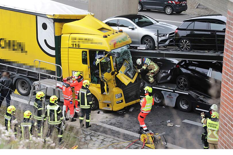 Der Fahrer des österreichischen Sattelzuges fuhr trotz Vollbremsung auf den Autotransporter auf. Dabei wurde der 47-Jährige lebensbedrohlich verletzt und in seinem Lkw eingeklemmt.